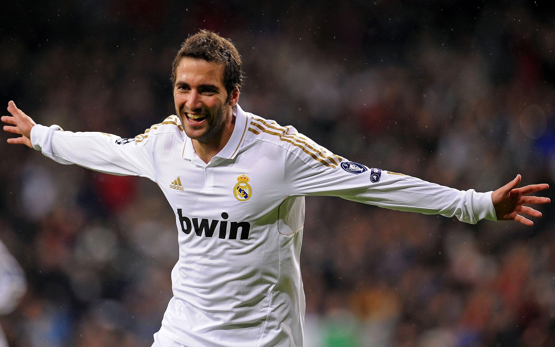 高校足球赛规模扩大，培养专业足球人才路线逐步明确，高校足球比赛