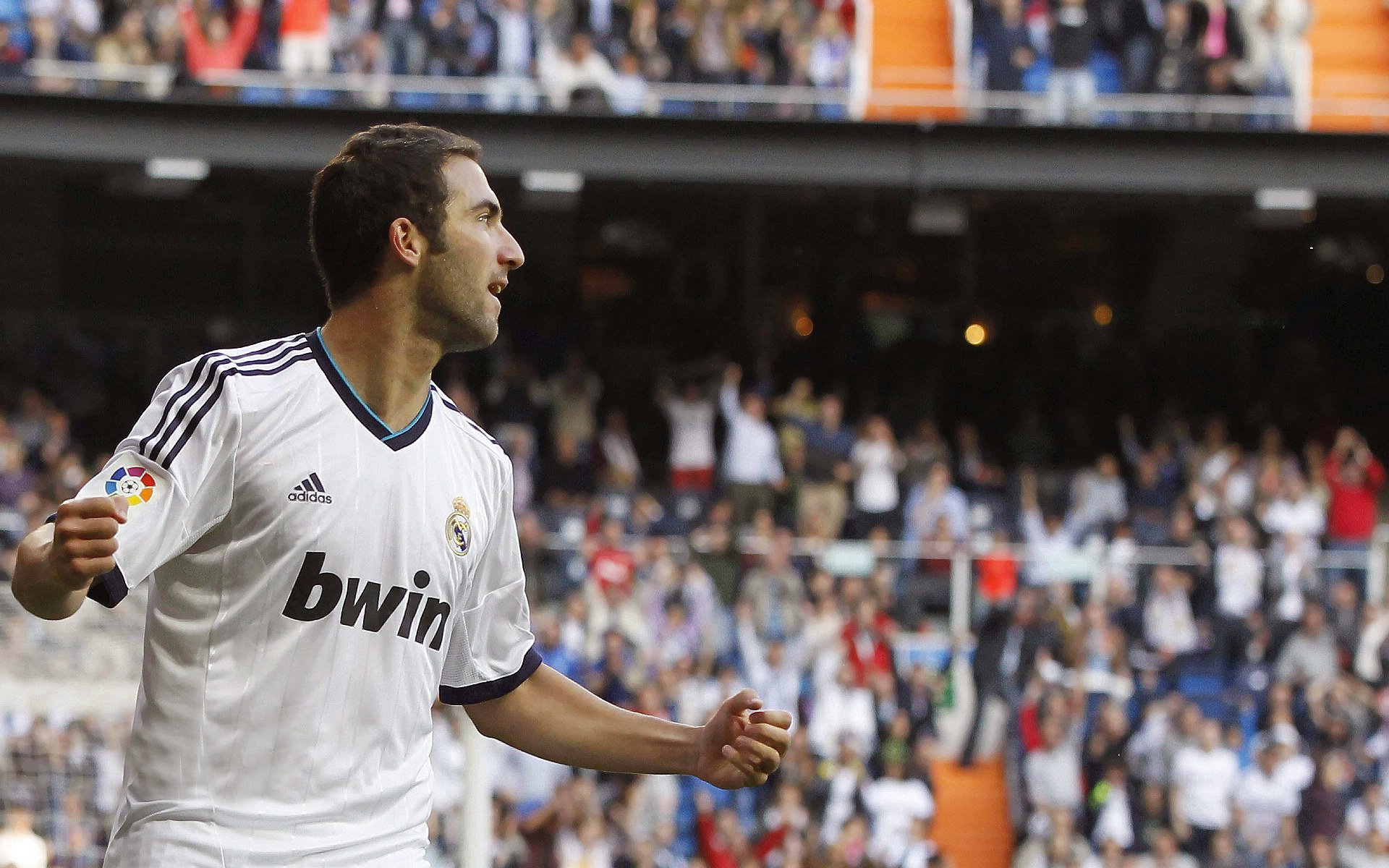 -德国骑手吉尔·托马斯在2024年国际马术联合会障碍赛世界巡回赛中以“Bella”马匹获得个人第六名，表现出色。